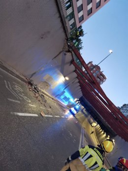 Imagen facilitada por la Policía de Valladolid sobre el estado en el que ha quedado el túnel de San Isidro tras el impacto del camión grúa