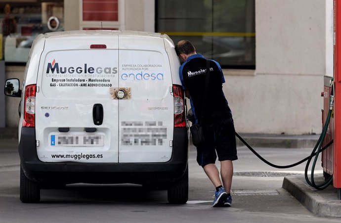 Archivo - Arxivo - Un home repostant en una gasolinera