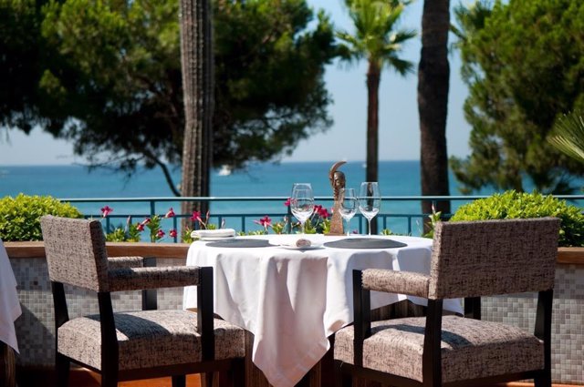 Terraza de restaurante con vista al mar