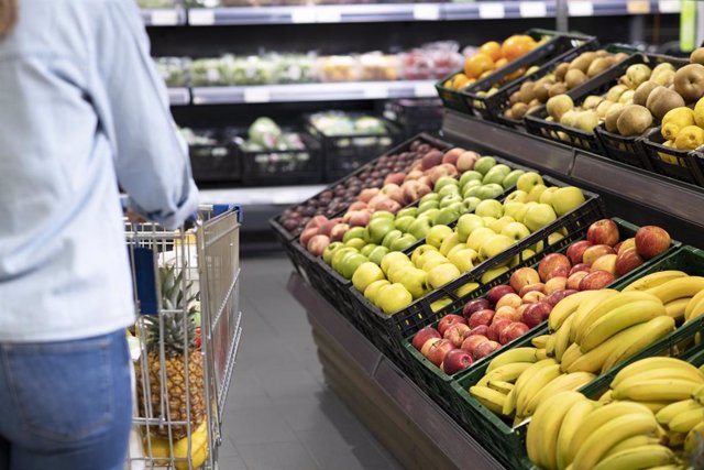 Archivo - Lineal de fruta en un supermercado.