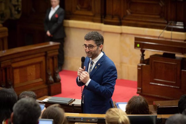 El vicepresidente de la Generalitat y consejero de Economía y Trabajo, Jordi Puigneró, en el Pleno del Parlamento.