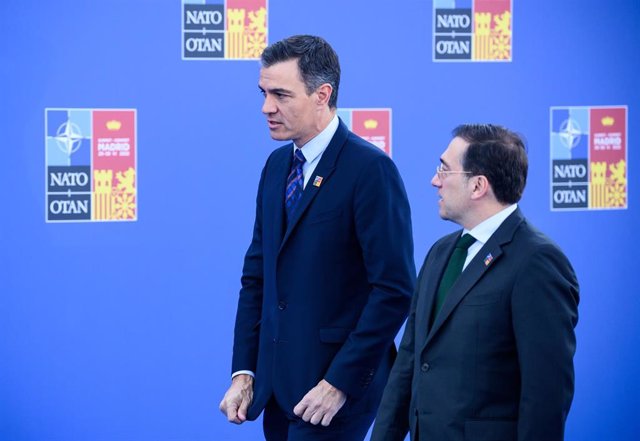 29 June 2022, Spain, Madrid: Spanish Prime Minister Pedro Sanchez (L) and Spanish Foreign Minister Jose Manuel Albares arrive to attend the NATO summit. Photo: Bernd von Jutrczenka/dpa