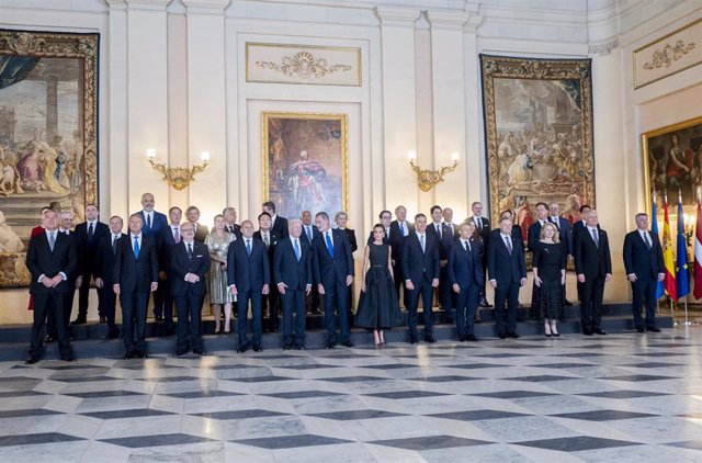 Foto de familia de los asistentes a la cena previa de Gala Real para los participantes de la Cumbre de la OTAN en el Palacio Real. 