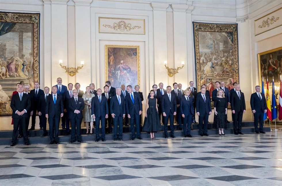 Foto de familia de los asistentes a la cena previa de Gala Real para los participantes de la Cumbre de la OTAN en el Palacio Real.