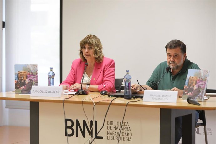 La consejera Ana Ollo y Manuel Ibáñez, en la presentación del libro.