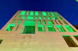 El edificio Anexo iluminado de verde