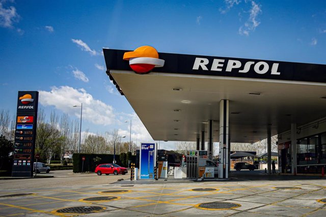 Archivo - Foto de archivo de una gasolinera de Repsol ubicada en Madrid, en Madrid (España), a 25 de marzo de 2020.