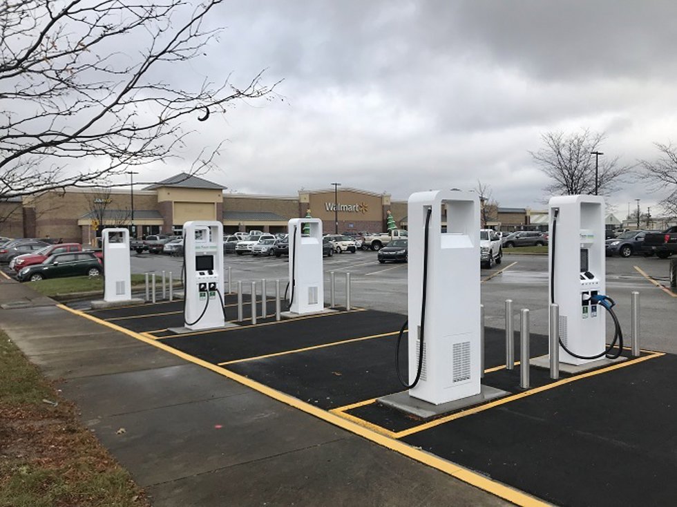 Archivo - Estación de puntos de recarga para vehículos eléctricos en supermercado Walmart, en Estados Unidos