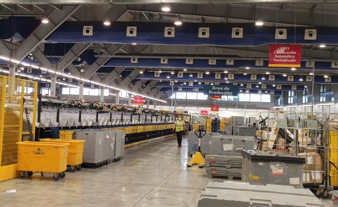 Interior del Centro de Tratamiento Automatizado de Correos de Sevilla.