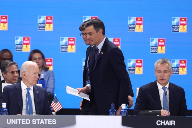 (LR) El presidente de los Estados Unidos, Joe Biden;  El Jefe de Estado, Pedro Sánchez, y el Secretario General de la OTAN, Jens Stoltenberg, en una reunión del Consejo del Atlántico Norte.