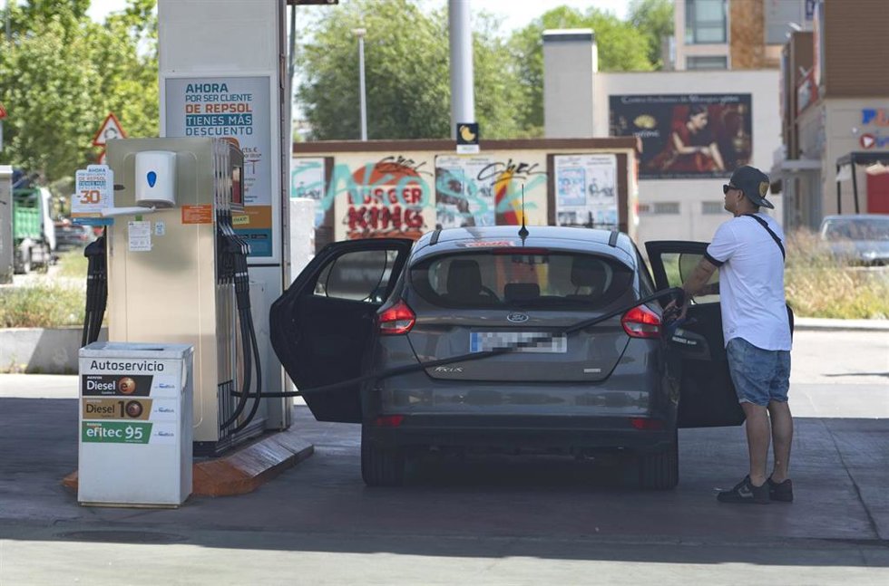 Archivo - Un hombre reposta en una gasolinera, a 13 de mayo de 2022, en Madrid (España).