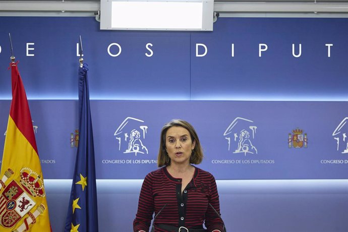 La secretaria general del Partido Popular, Cuca Gamarra, interviene en una rueda posterior a una Junta de Portavoces, en el Congreso de los Diputados, a 28 de junio de 2022, en Madrid (España).