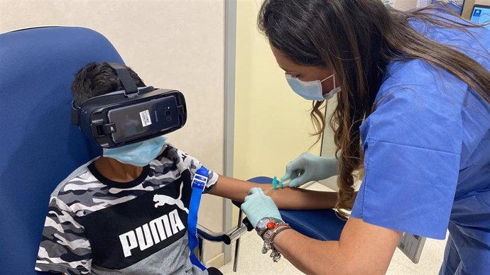 El Hospital Materno de Málaga incorpora la realidad virtual para extraer sangre a menores para disminuir el miedo y el estrés.