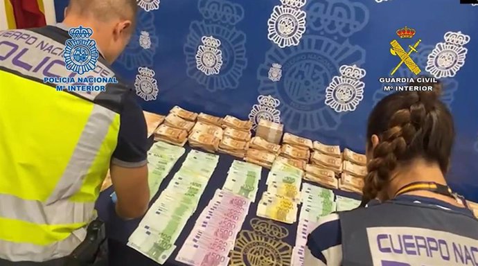 Dinero incautado en la operación conjunta entre Policía Nacional y Guardia Civil que ha permitido desmantelar una trama criminal dedicada al blanqueo de capitales en la compraventa de subtropicales.