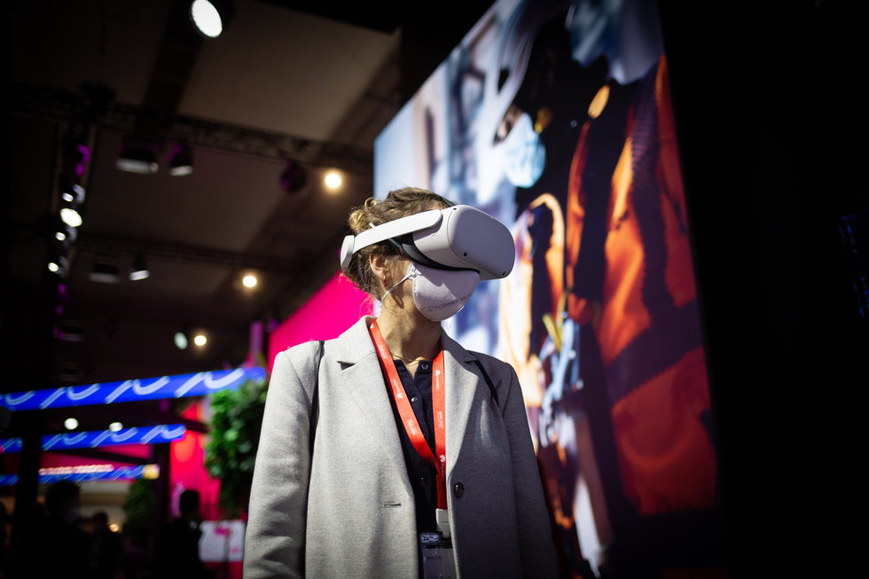 Una mujer con gafas de realidad virtual en el Mobile World Congress 2022, a 2 de marzo de 2022, en Gran Via de Fira de Barcelona, L'Hospitalet de Llobregat, Barcelona, Catalunya (España).