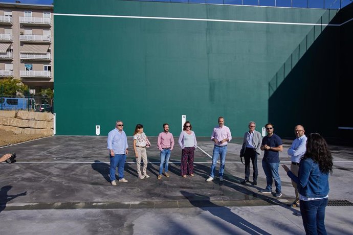 La Gerencia y la Comisión de Urbanismo del Ayuntamiento de Pamplona visitan el nuevo frontón infanto-juvenil construido por el Consistorio en el barrio de Mendillorri.