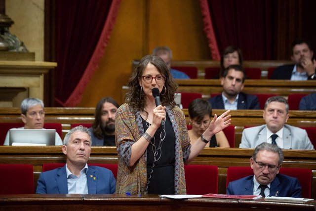 La consellera de Igualdad y Feminismos de la Generalitat, Tània Verge, en el pleno del Parlament el 29 de marzo.
