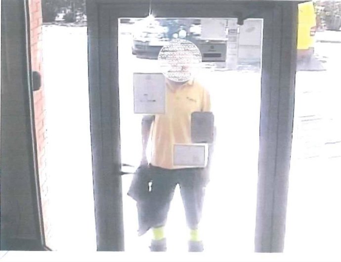Imagen de uno de los atracadores de la oficina de Correos de Bormujos.