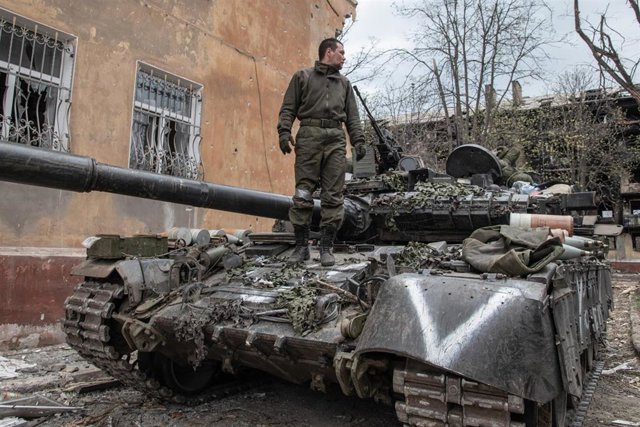 Naciones Unidas ha condenado la ejecución de casi 300 civiles por parte de las fuerzas rusas en Ucrania. Archivo - Soldado ruso sitió la ciudad de Mariupol