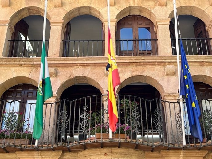 Banderas a media asta en el Ayuntamiento de Ronda