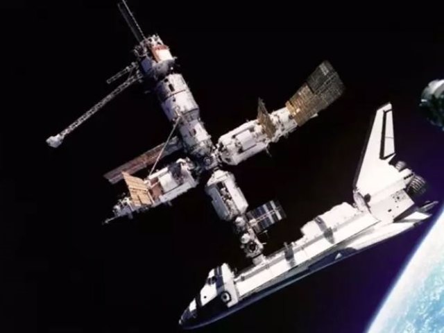 Imagen del transbordador Atlantis atracado en la estación espacial Mir