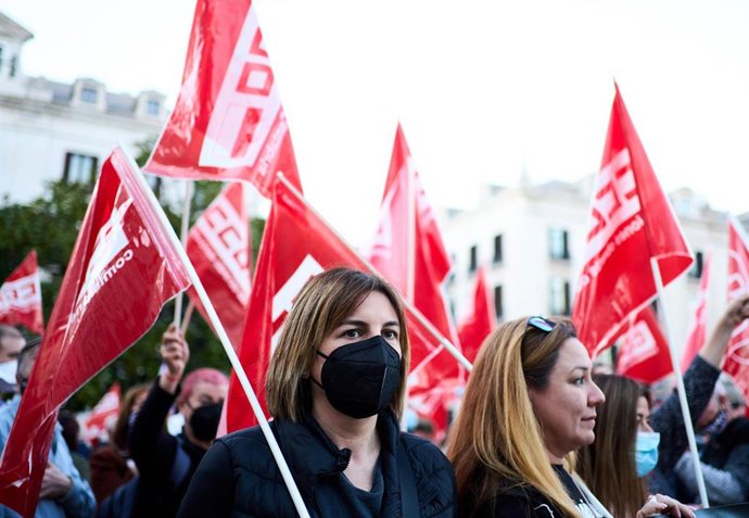 Archivo - Dos mujeres sostienes varios banderines de CCOO en una imagen de archivo.