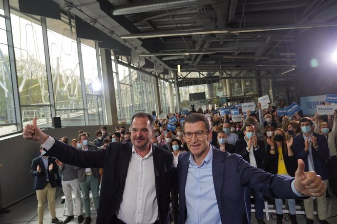 Archivo - El candidato a la Presidencia del Partido Popular, Alberto Núñez Feijóo, y el presidente del PP del País Vasco, Carlos Iturgaiz, saludan a unos simpatizantes a la llegada a un acto en el Palacio Euskalduna, a 24 de marzo de 2022, en Bilbao