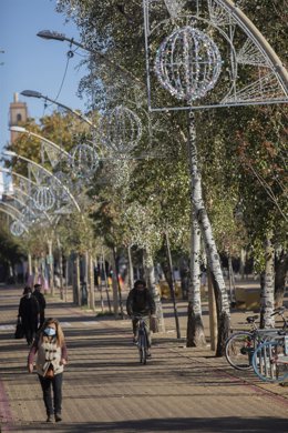 Archivo - Imagen de archivo de luces navideñas en la Alameda.