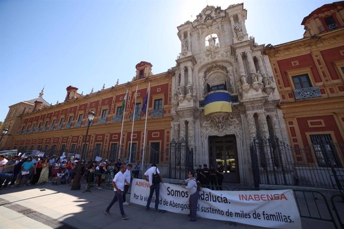 Trabajadores de Abengoa, a las puertas de San Telmo --sede de la Presidencia de la Junta de Andalucía--.