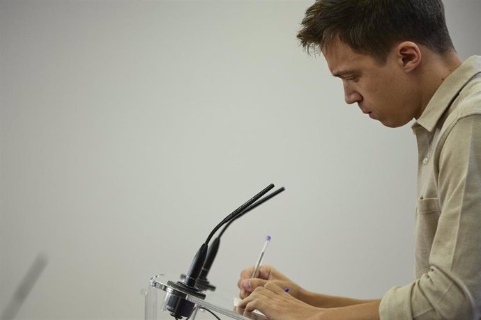 El portavoz de Más País, Íñigo Errejón, interviene en una rueda de prensa anterior a una Junta de Portavoces, en el Congreso de los Diputados, a 28 de junio de 2022, en Madrid (España).