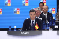 Sánchez interviene en la Cumbre ante los líderes de la OTAN con la bandera de España al revés