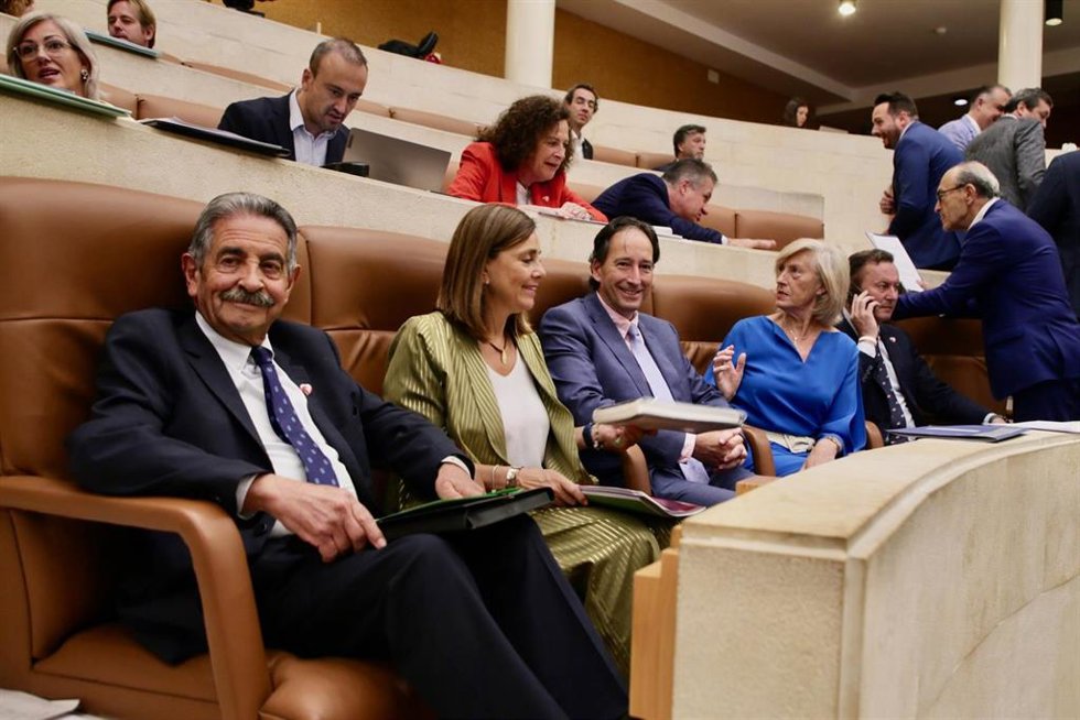 El presidente, Miguel Ángel Revilla, y varios consejeros, en el Debate sobre el Estado de la Región
