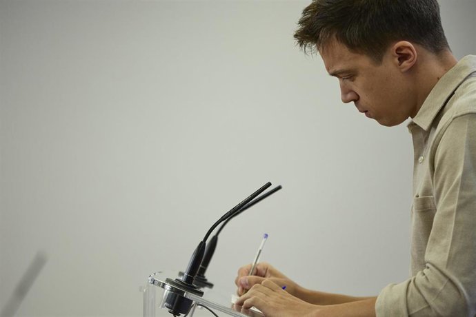 El portavoz de Más País, Íñigo Errejón, interviene en una rueda de prensa en el Congreso