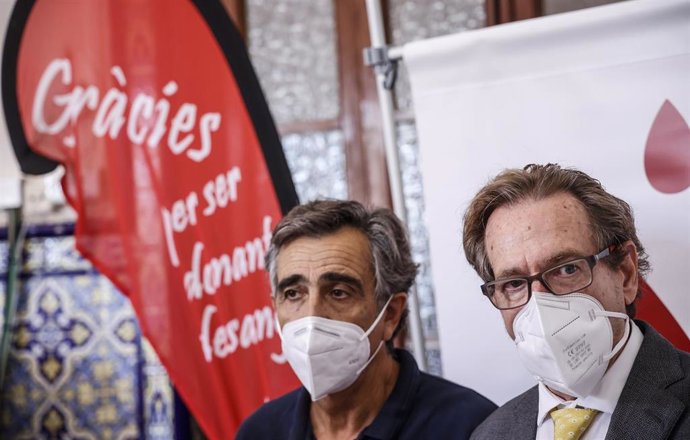 El conseller de Sanidad valenciano, Miguel Mínguez (d), durante la presentación de la campaña de verano de donación de sangre