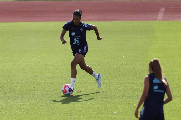 Salma Paralluelo durante un entrenamiento de la selección femenina en la Ciudad del Fútbol de Las Rozas