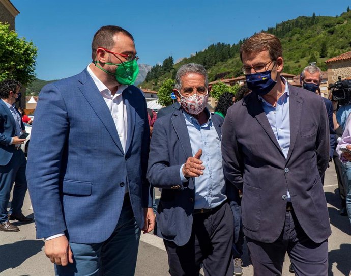Archivo - Los presidentes de Cantabria, Miguel Ángel Revilla (centro); Asturias, Adrián Barbón (izda); con Alberto Núñez Feijóo (derecha)