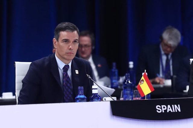 El presidente del Gobierno, Pedro Sánchez, durante la cumbre de la OTAN con la bandera de España ya bien colocada