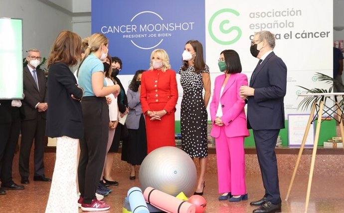 ?Su Majestad la Reina y la Primera Dama de Estados Unidos dra. Jill Biden han realizado una vista a las instalaciones de la Asociación Española Contra el Cáncer en Madrid