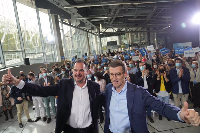 Archivo - El presidente del Partido Popular, Alberto Núñez Feijóo, y el presidente del PP del País Vasco, Carlos Iturgaiz, saludan a unos simpatizantes a la llegada a un acto en el Palacio Euskalduna, a 24 de marzo de 2022, en Bilbao, País Vasco (España