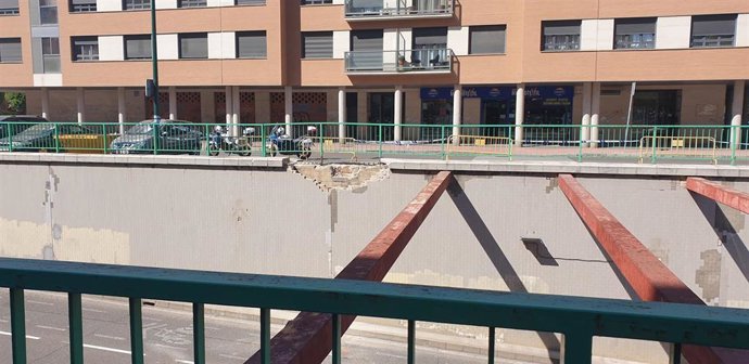 Desperfectos causados en el túnel de San Isidro de Valladolid por un camión municipal de recogida de cartón y papel