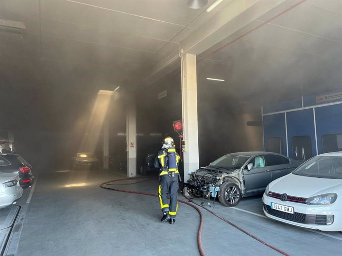 Arde sin heridos parte de un concesionario en la Ciudad del Automóvil de Leganés