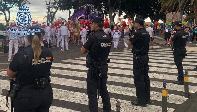 Integrantes del dispositivo especial de seguridad desplegado por la Policía Nacional con motivo del Carnaval de Santa Cruz de Tenerife