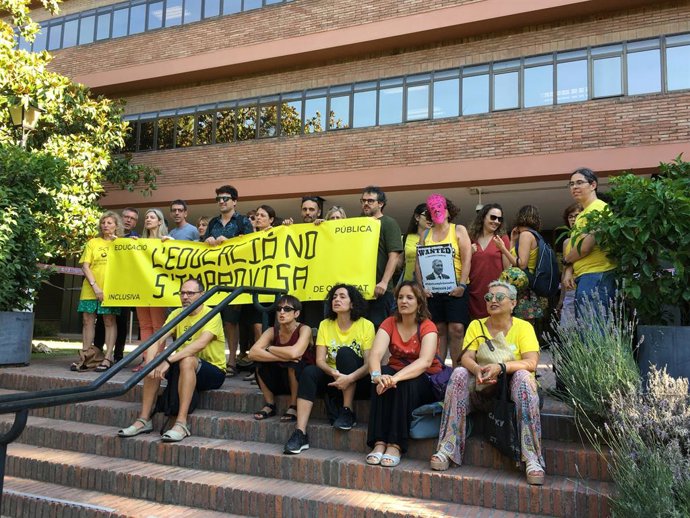Concentració de directors davant la Conselleria d'Educació de la Generalitat
