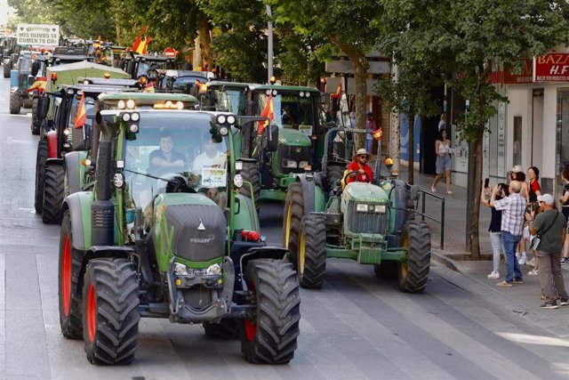 Tractorada por las calles de Granada en protesta por el alza de precios.
