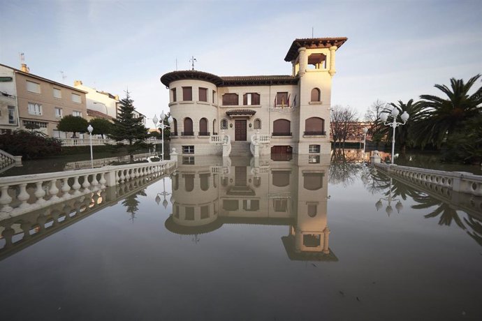 Archivo - Vista general del Ayuntamiento de San Adrián durante las inundaciones de diciembre.