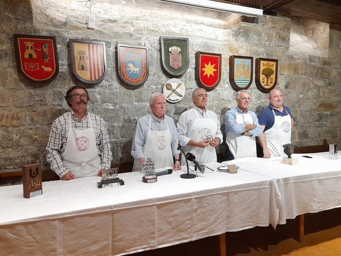 El presidente de la sociedad, Miki Ayestarán, junto a miembros de la junta directiva en la rueda de prensa
