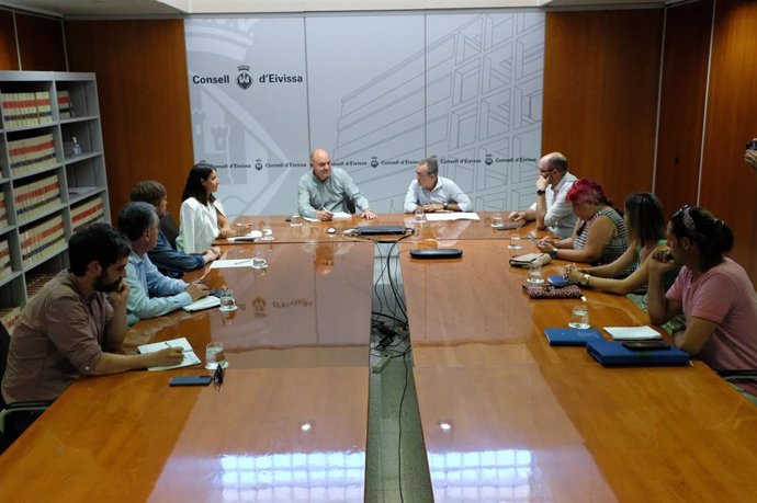 El vicepresidente y conseller de Transición Energética, Sectores Productivos y Memoria Democrática, Juan Pedro Yllanes, y el director general de Energía y Cambio Climático, Pep Malagrava, en la presentación del Plan de Transición Energética en Ibiza.