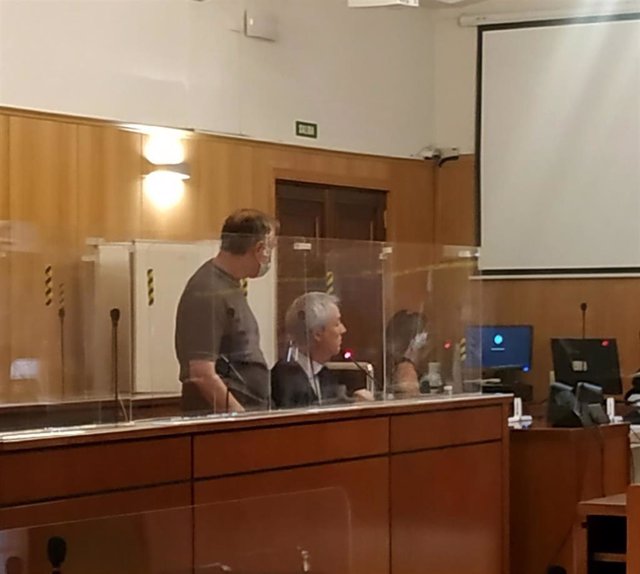 El presunto pederasta, de pie, durante el juicio en la Audiencia de Valladolid.