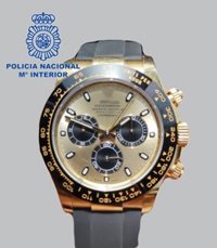 Detenidos cuatro jóvenes por robar en Ibiza con violencia un reloj de alta gama