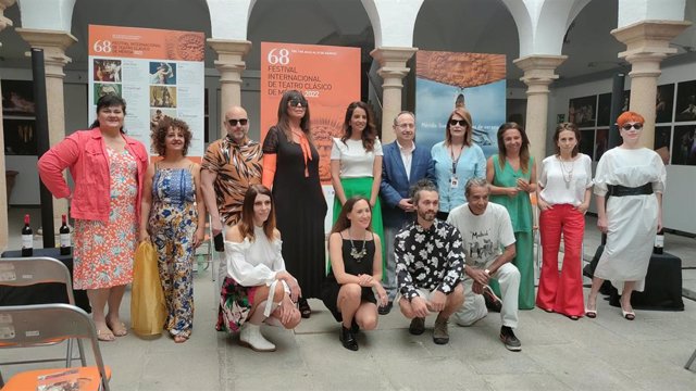 Elenco de 'Julio César' y responsables del Festival de Mérida en la presentación de la primera obra de la 68 edición del certamen.